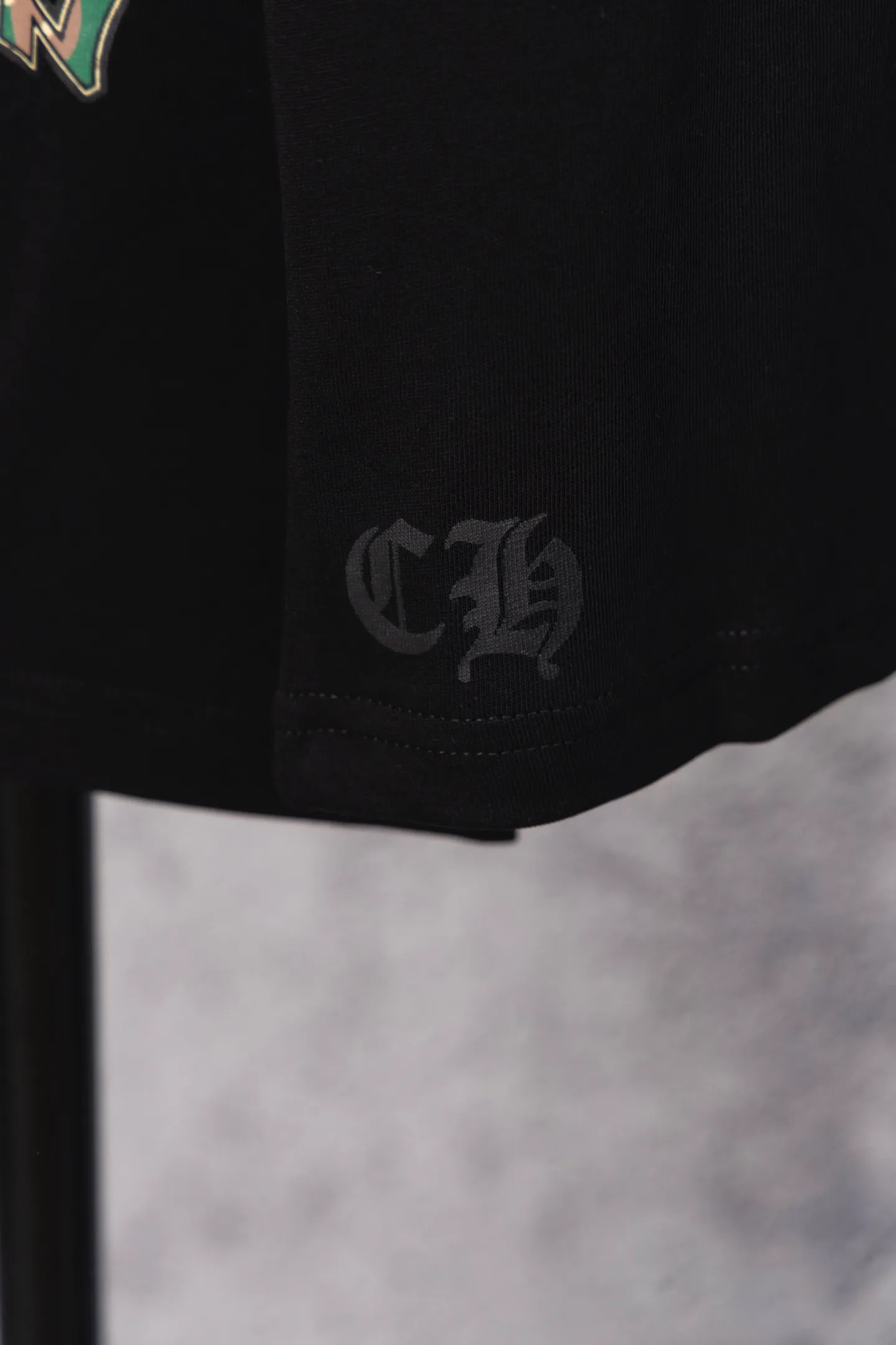 P190 Chrome Hearts CH Chrome Hearts Arm Camouflage Letters Large Logo Pocket Long Sleeve T-shirt Made of 300 grams of pure cotton fabric Threads are encrypted in the same color as the cylinder. The color is the same. Buy with confidence. The workmanship details are to the extreme, different from ordinary products in the market. White ink direct-jet printing high-temperature technology. Large factory flow workmanship. Double-line hemming production. Machine washable. High temperature resistance. Imported pigments will not fall off. Color: black white. Size: S—